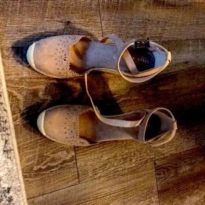 Kelly&Katie brand new tan suede wedges